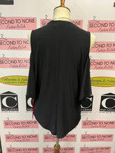 Cargar imagen en el visor de la galería, NWT Jennifer Lopez Cold Shoulder Top (Size M)
