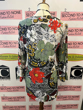 Cargar imagen en el visor de la galería, Bold Flower Print Henley Top (Size 1XL)
