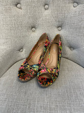 Charger l&#39;image dans la galerie, Colourful Floral Wedge Heels (Size 9.5)
