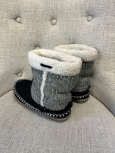 Cargar imagen en el visor de la galería, Knitted &amp; Suede Slipper Boots (Size 6)
