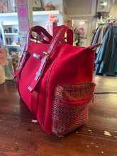 Cargar imagen en el visor de la galería, Kenneth Cole Reaction Red Felt Bag
