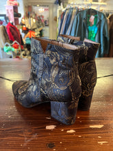 Cargar imagen en el visor de la galería, Franco Sarto Gold Brocade Boots (Size 9)
