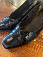 Cargar imagen en el visor de la galería, Black Patton Croc Heels (Size 6.5)
