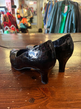 Cargar imagen en el visor de la galería, Black Patton Croc Heels (Size 6.5)
