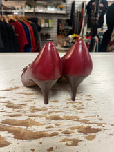 Charger l'image dans la galerie, Nine West Muted Red &amp; Gold Buckle Pumps (Size 8.5)
