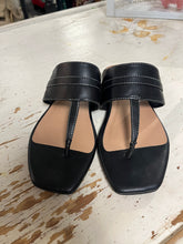 Load image into Gallery viewer, Pennington’s Black Thong Sandals (Size 9WW)
