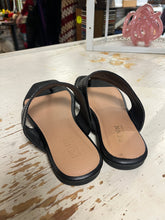 Load image into Gallery viewer, Pennington’s Black Thong Sandals (Size 9WW)
