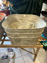 Cargar imagen en el visor de la galería, Antique Galvanized Wash Tub (2 Choices)
