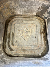 Charger l&#39;image dans la galerie, Antique Galvanized Wash Tub (2 Choices)
