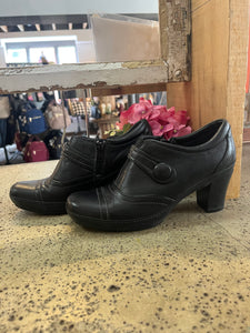 Clarks Black Heeled Shoe (Size 7)