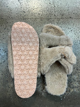 Load image into Gallery viewer, Open Toe Fuzzy Slippers (Size 8)
