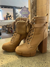 Load image into Gallery viewer, Steve Madden Tan Platform Boots (Size 7)
