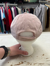 Charger l'image dans la galerie, Guess Dusty Rose Velvet Baseball Cap
