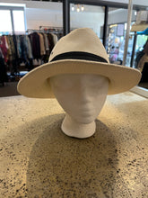 Cargar imagen en el visor de la galería, NWT Madd Hatter Paper Sun Hat (Size S/M)
