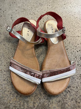 Load image into Gallery viewer, Spanish Made Red Multi Texture Sandals (Size 8/EU 39)
