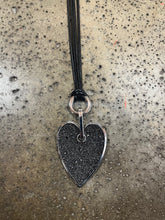 Cargar imagen en el visor de la galería, Black Sparkly Heart Long Pendant Necklace
