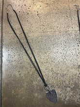 Cargar imagen en el visor de la galería, Black Sparkly Heart Long Pendant Necklace
