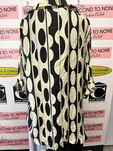 Cargar imagen en el visor de la galería, NWT Sheer Printed Button Down (Size 2XL)
