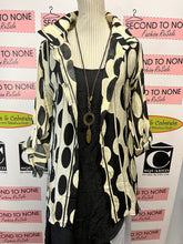 Cargar imagen en el visor de la galería, NWT Sheer Printed Button Down (Size 2XL)
