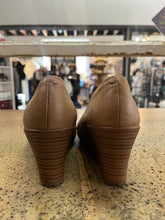Cargar imagen en el visor de la galería, Crocs Leather Wedges (Size 7)
