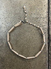 Cargar imagen en el visor de la galería, Peach Pearl &amp; Rhinestone Vintage Choker Necklace
