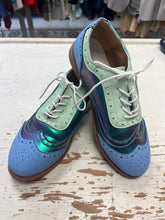 Charger l'image dans la galerie, Holographic Blue &amp; Green Oxford Lace Up Shoes (Size 8/EU 39)
