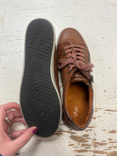 Charger l'image dans la galerie, Taxi Dayna Embossed Sneakers (Size 9/EU 40)
