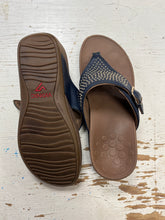 Load image into Gallery viewer, Vionic Capitola Platform Thong Sandals (Size 5.5/6)
