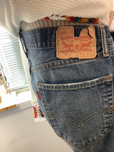 Cargar imagen en el visor de la galería, Levi's 505 Regular Fit Jeans (Size 34W/30L)
