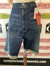 Cargar imagen en el visor de la galería, NWT Levi's Slim Cuffed Shorts (Size 42)
