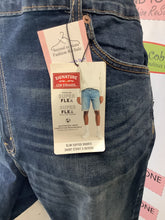 Cargar imagen en el visor de la galería, NWT Levi's Slim Cuffed Shorts (Size 42)
