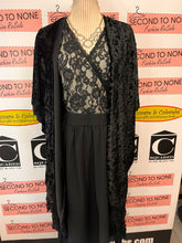 Cargar imagen en el visor de la galería, Crushed Velvet Lace Trim Shawl (One Size)
