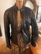 Cargar imagen en el visor de la galería, Danier Black Leather Motorcycle Bomber Jacket (Size Small)

