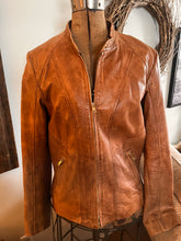 Charger l'image dans la galerie, Danier Distressed Leather Moto-Style Jacket (Size Large)
