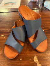 Charger l'image dans la galerie, Everly Teal Leather Sandals (Size 8/EU 39)
