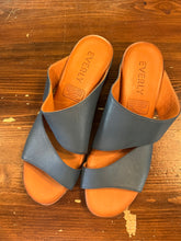 Charger l'image dans la galerie, Everly Teal Leather Sandals (Size 8/EU 39)
