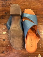 Charger l'image dans la galerie, Everly Teal Leather Sandals (Size 8/EU 39)
