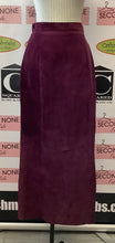 Load image into Gallery viewer, Danier Plum Paradise Leather Skirt (Size 10)
