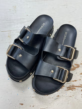 Cargar imagen en el visor de la galería, BCBGeneration Bamba Black Studded Sandals (Size 6.5/EU 37)
