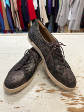 Cargar imagen en el visor de la galería, Clarks Artisan Black &amp; Gold Lace Up Sneakers (Size 8.5)
