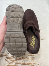 Cargar imagen en el visor de la galería, Sketchers Wide Fit Memory Foam Clog Slippers (Size 8.5)
