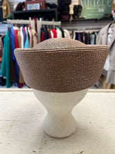 Charger l'image dans la galerie, Vintage Brown Woven Pillbox Hat
