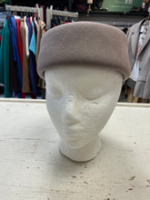 Cargar imagen en el visor de la galería, Vintage Taupe 100% Wool Fascinator Hat (57cm Fit)

