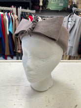 Cargar imagen en el visor de la galería, Vintage Taupe 100% Wool Fascinator Hat (57cm Fit)
