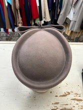 Cargar imagen en el visor de la galería, Vintage Taupe 100% Wool Fascinator Hat (57cm Fit)
