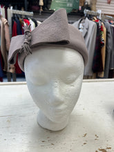 Cargar imagen en el visor de la galería, Vintage Taupe 100% Wool Fascinator Hat (57cm Fit)
