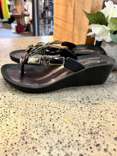 Load image into Gallery viewer, Thong-Style Bead Sandal (Size 6)
