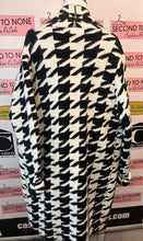 Cargar imagen en el visor de la galería, Pink Martini Houndstooth Long Coat (Size XL)
