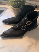 Charger l'image dans la galerie, Men's Designer John Fluevog Suede Boots (Size 9.5)
