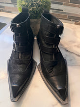 Charger l'image dans la galerie, Men's Designer John Fluevog Suede Boots (Size 9.5)
